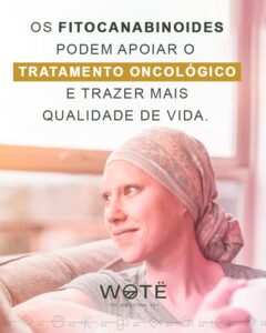 mulher com lenço na cabeca olhando pela janela. Reflexiva.